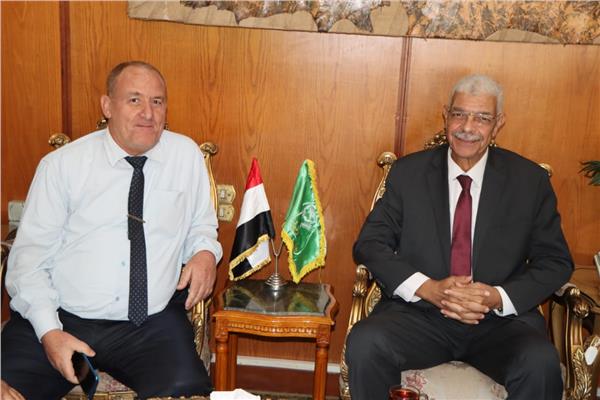 الدكتور أحمد القاصد رئيس جامعة المنوفية خلال لقائه المحاسب صقر شاهين وكيل وزارة المالية
