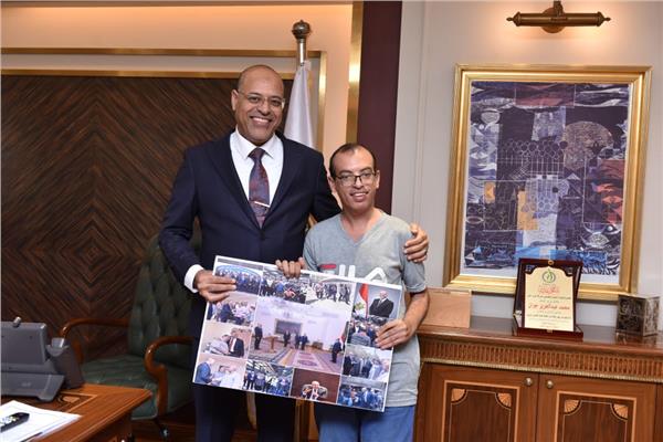 استقبال وزير العمل للمواطن "يحيى" في مكتبه