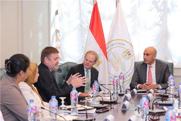 وزير التعليم يستقبل السفير البريطاني بالقاهرة