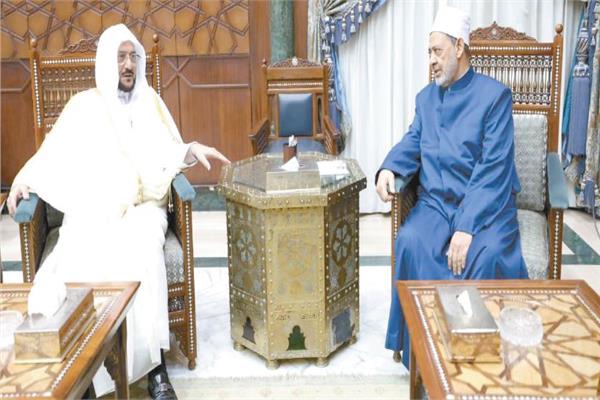 فضيلة الإمام د.أحمد الطيب خلال استقباله د. عبد اللطيف آل الشيخ