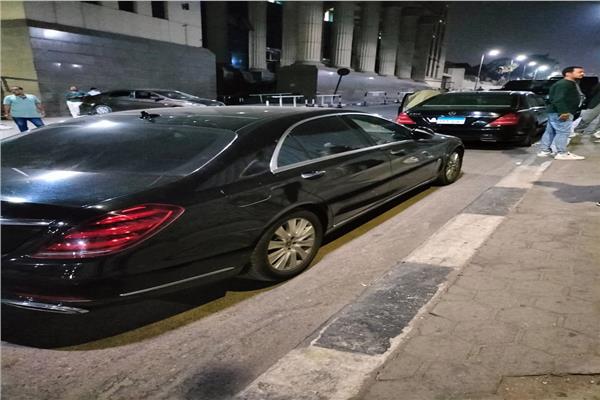 سيارات مرسيدس في انتظار الفنان محمد فؤاد