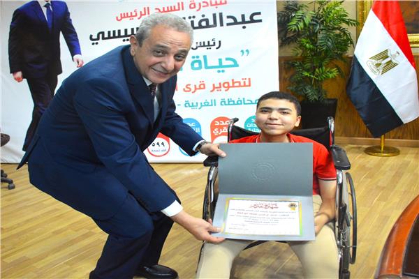 الطالب أحمد عز الدين مسعد عبد اللطيف أبو العلا و  محافظ الغربية 
