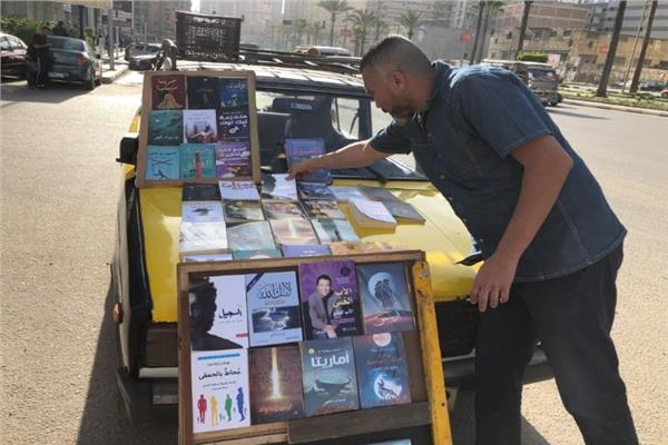 محمد عزام بالتاكسي الكلاسيكي في الإسكندرية