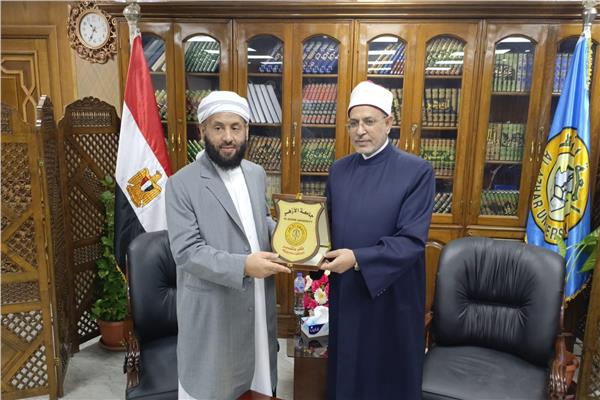 الدكتور سلامة جمعة و الدكتور محمد عيضة شبيبة، وزير الأوقاف والإرشاد بدولة اليمن