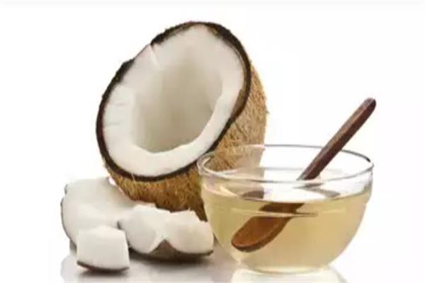 الكافور وزيت جوز الهند لعلاج قشرة الرأس