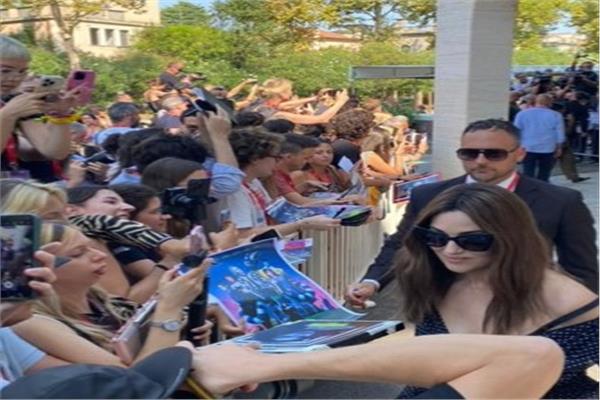 لحظة وصول "مونيكا بيلوتشي" حفل افتتاح مهرجان فينيسيا