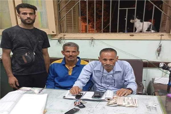 عامل نظافة الذي عثر على المبلغ المالي