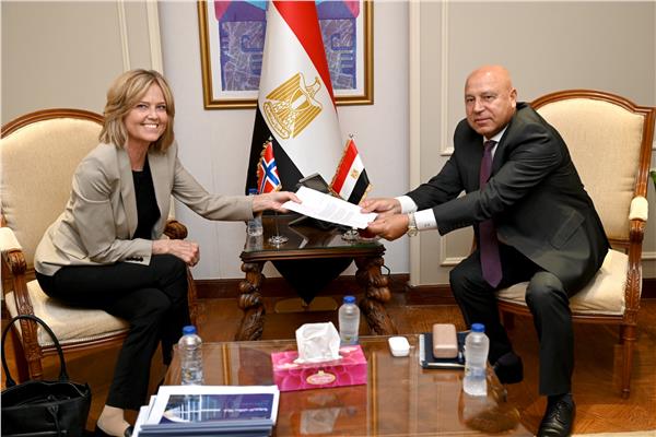  وزير الصناعة والنقل يلتقي مع سفيرة النرويج