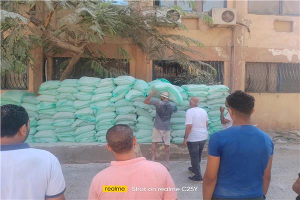 ضبط 5.5 طن دقيق بلدي مدعم بحوزه منشاة مخالفة بقرية سقارة بالجيزة 