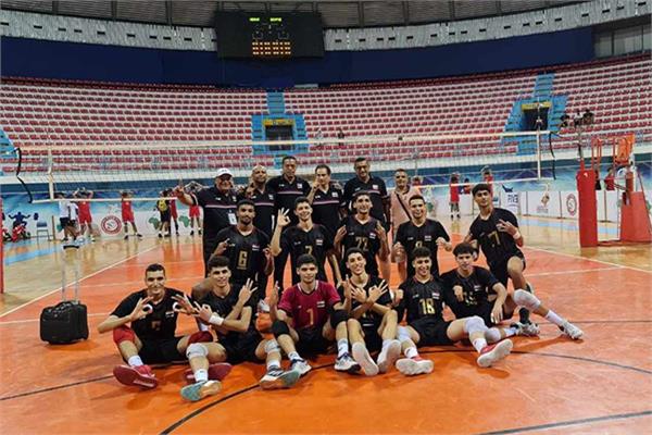 لاعبو المنتخب الوطني لناشئي الكرة الطائرة تحت 19 عامًا