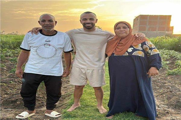 أفشة برفقة والديه
