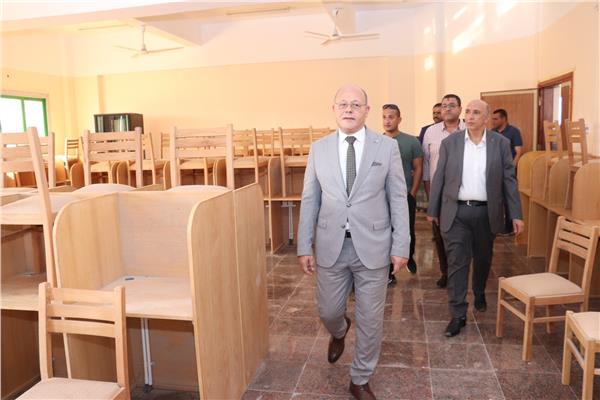 رئيس جامعة سوهاج  يتفقد التجهيزات النهائية بمبني الاختبارات الإلكترونية