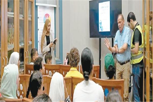 طارق الطاهر المشرف على متحف «نجيب محفوظ» يشرح للطلاب محتويات القاعات