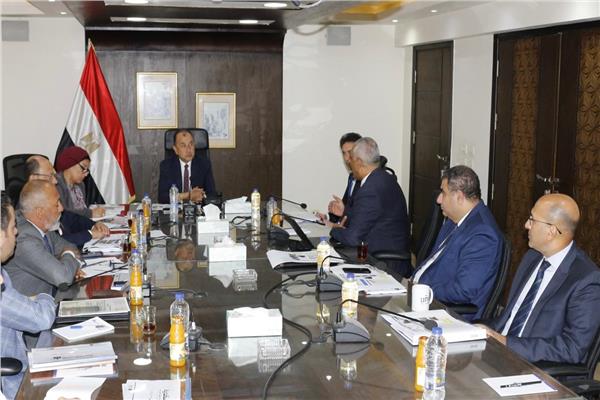 وزير قطاع الأعمال العام في زيارة للقابضة للتشييد