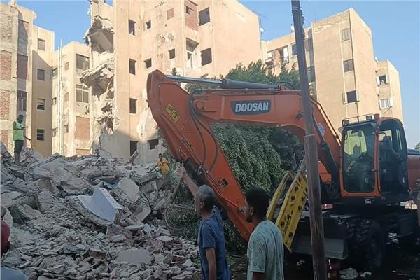 عمليات إزالة عقار الاسماعيلية المنهار
