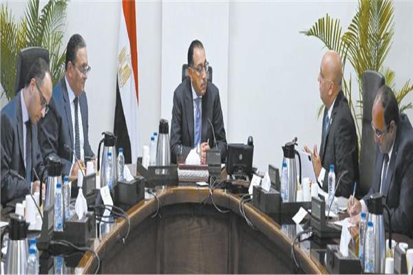 رئيس الوزراء خلال اجتماعه مع الرئيس التنفيذى لجهاز تنمية المشروعات المتوسطة والصغيرة