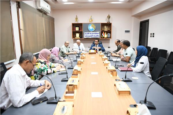 نائب محافظ قنا يناقش خطة دعم كميات المياه