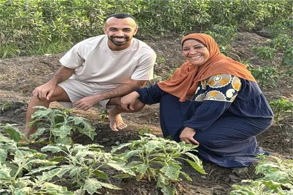 أفشة مع والدته