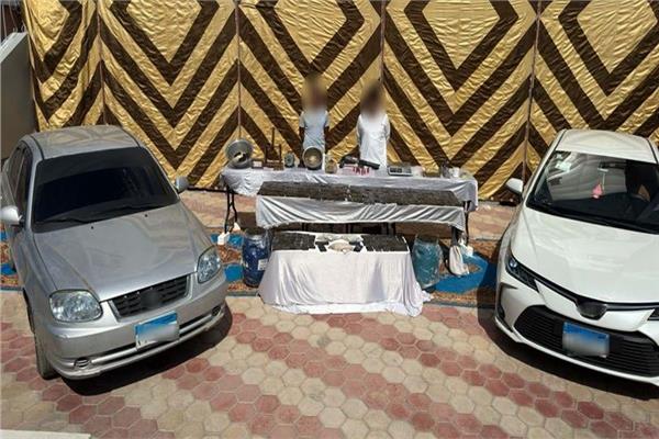 المتهمان وأمامهما المضبوطات