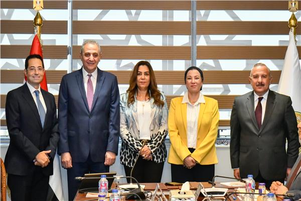 *وزيرتا البيئة والتنمية المحلية ومحافظ الغربية 