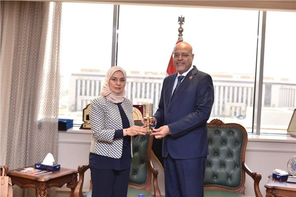 وزير العمل خلال لقائه السفيرة البحرينية