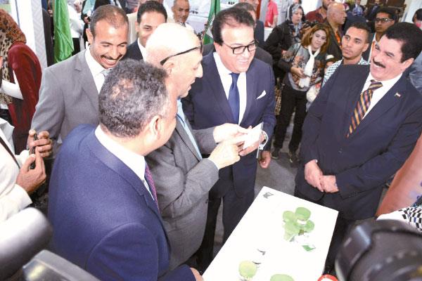 د. فاروق الباز يشرح أحد منتجاته البحثية فى معرض القاهرة للابتكار