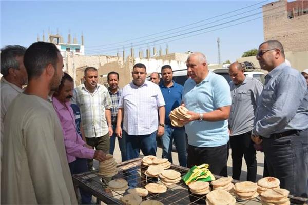 محافظ الوادي الجديد يتابع سير العمل بالمخابز ومنافذ بيع السلع الغذائية ‎