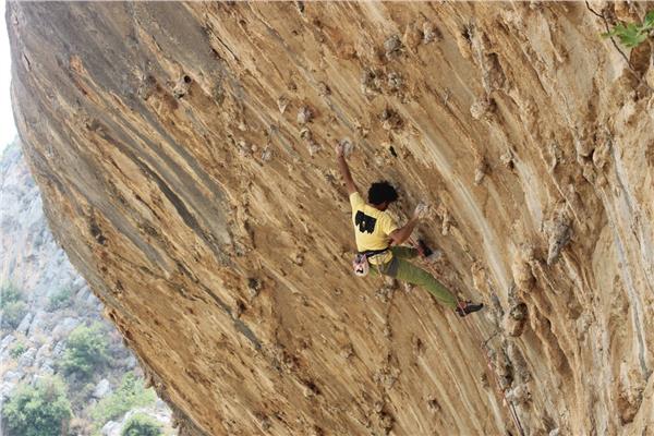 متسلق صخور خلال مغامرة في تنورين (ClimberSpace). 
