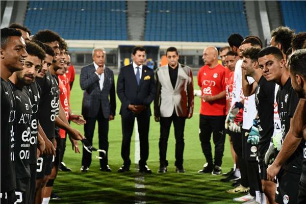 الدكتور أشرف صبحي وزير الشباب والرياضة مع لاعبي منتخب مصر