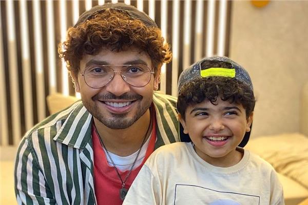 الفنان محمد أنور و الطفل علي