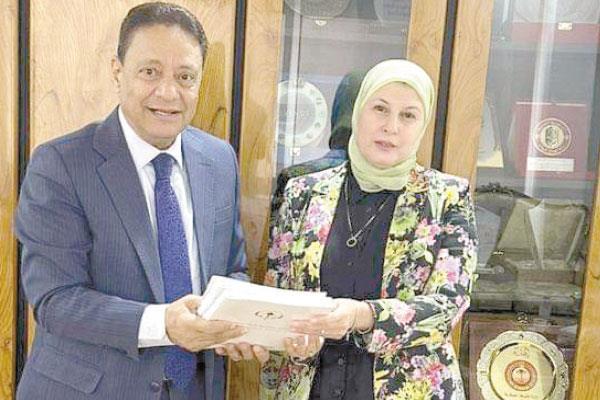 كرم جبر خلال لقائه د. هالة رمضان 