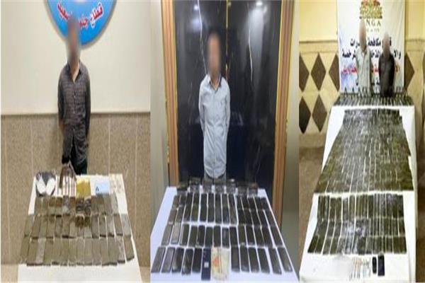 المتهمون وأمامهم المضبوطات