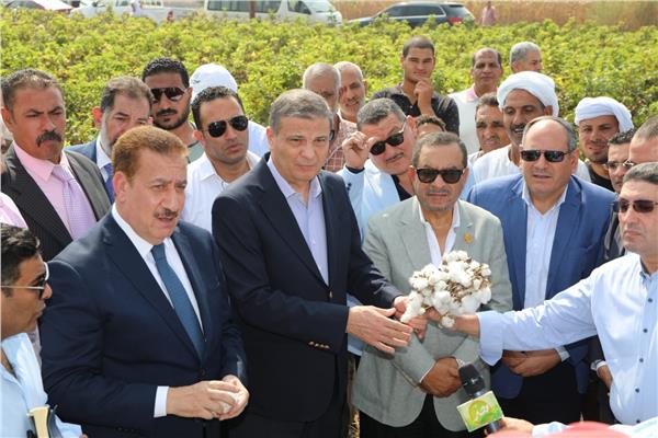 وزير الزراعة ومحافظ المنوفية خلال افتتاح موسم الحصاد