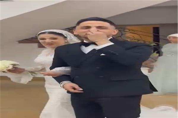 العريس أثناء زفافه