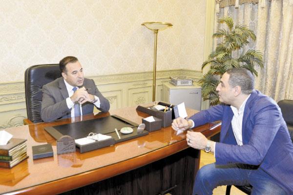 محرر البرلمان أثناء الحوار مع النائب أحمد بدوى