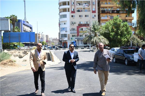 نائب محافظ قنا يتفقد أعمال الرصف بالطريق الجديد