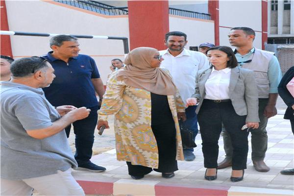 محافظ البحيرة تتفقد مدرسة البسلقون