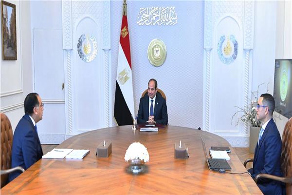 الرئيس خلال الاجتماع