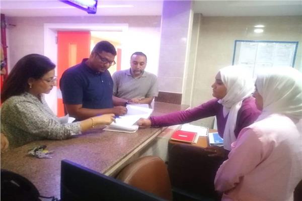 وكيل وزارة الصحة بالبحر الأحمر خلال تفقدة المنشآت الصحية