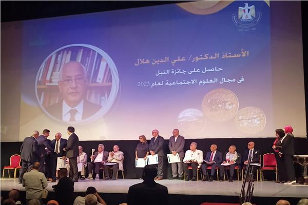 وزير الثقافة يسلم شهادات تقدير للحاصلين علي جائزة النيل 