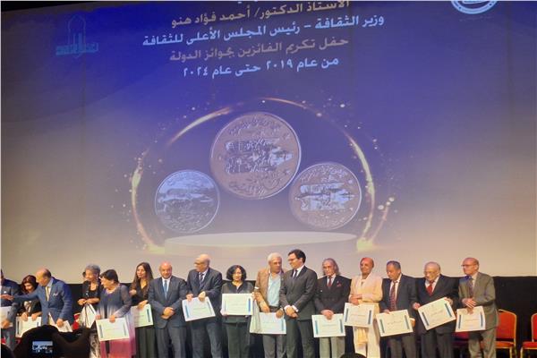 وزير الثقافة يسلم شهادات تقدير للحاصلين علي جائزة الدولة التقديرية
