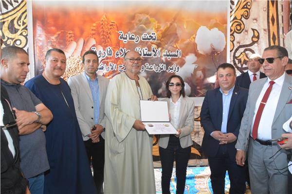 محافظ البحيرة  توزع عقود تمليك ومعدات زراعية