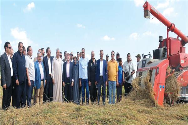 المسئولون التنفيذيون بالمحافظات يحتفلون بعيد الفلاح مع المزارعين بالحقول