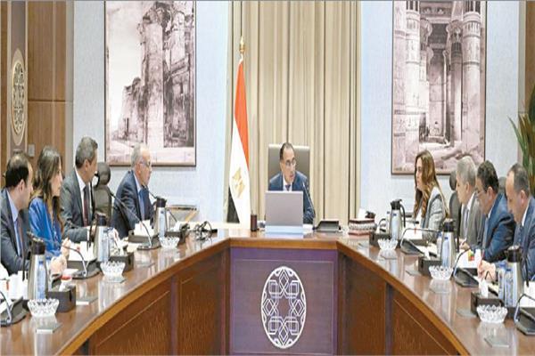 رئيس الوزراء خلال رئاسته اجتماعا لمتابعة مشكلات ترعة الإسماعيلية