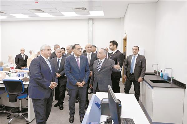 رئيس مجلس الوزراء خلال افتتاح جامعة باديا والتعرف على إمكانيات الجامعة بتوفير تعليم بمواصفات دولية