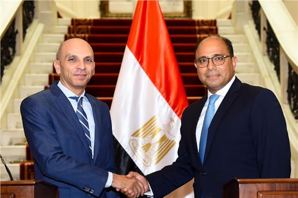 السفير أحمد أبو زيد يودع منصبه من قصر التحرير 