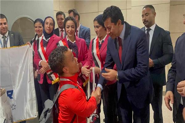 وزير الشباب والرياضة يستقبل البعثة المصرية في مطار القاهرة الدولي