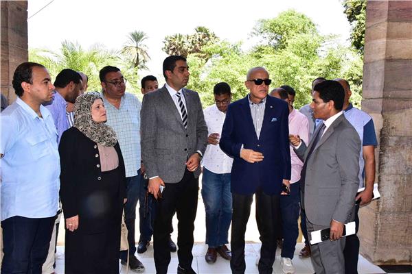 المهندس عبد المطلب عماره، محافظ الأقصر خلال الجولة
