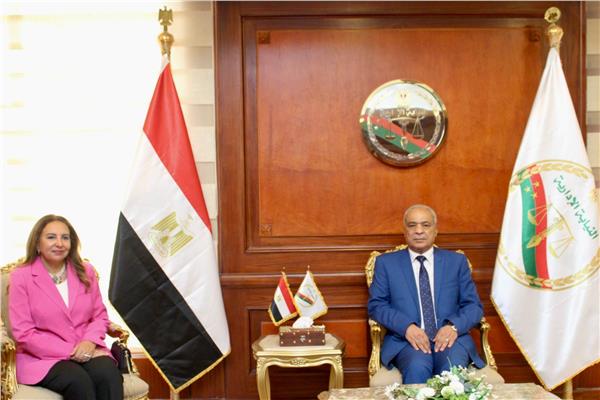 رئيس هيئة النيابة الإدارية خلال استقباله نائب وزير الاتصالات