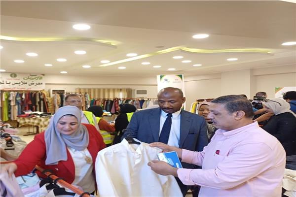 معرض لتوزيع الملابس الجديدة